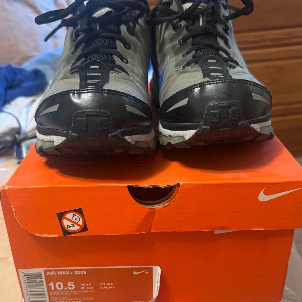 Nike Men’s Air Max+ 2009 Black and Gray Athletic Sneakers